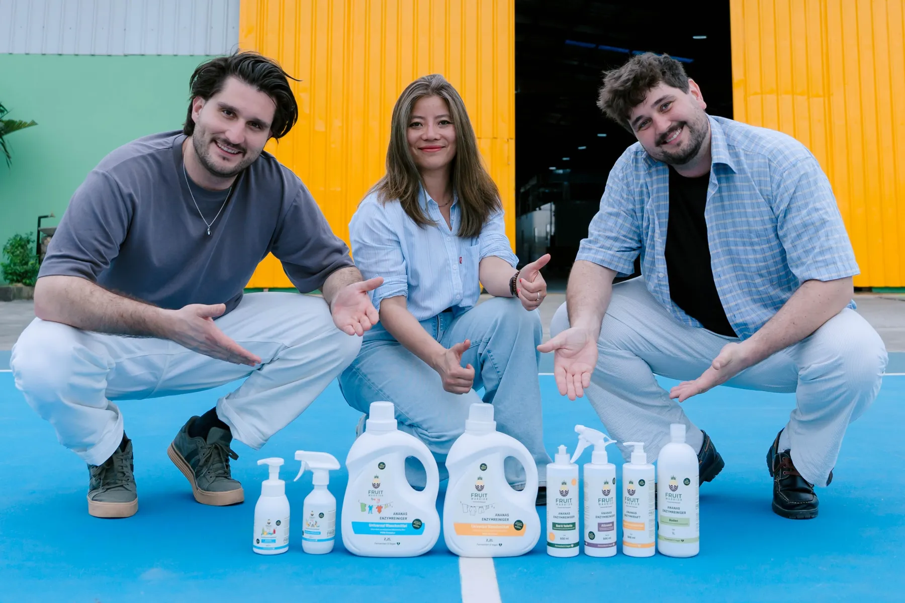 Das Fruit Warrior Team mit allen Produkten vor dem Firmengebäude in Vietnam
