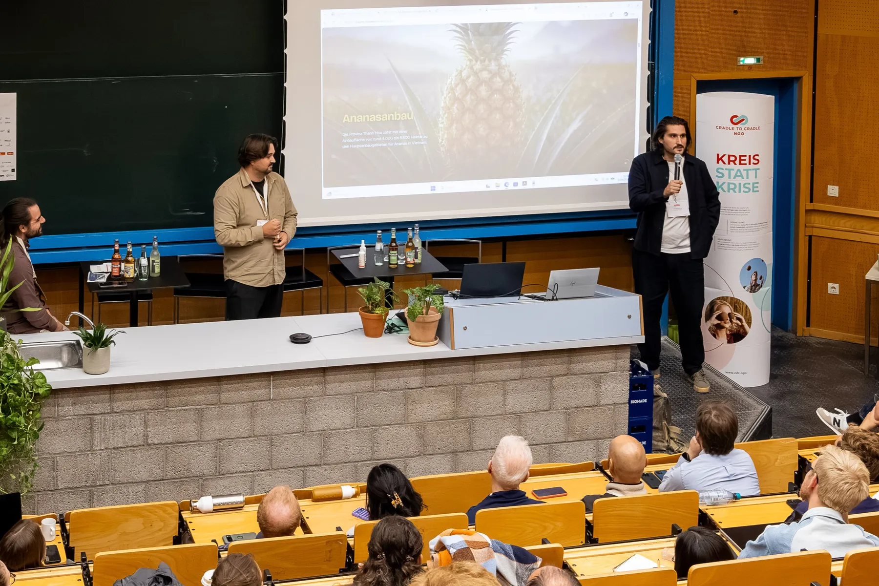 Vortrag von Fruit Warrior im Hörsaal beim Cradle to Cradle Congress an der TU Berlin