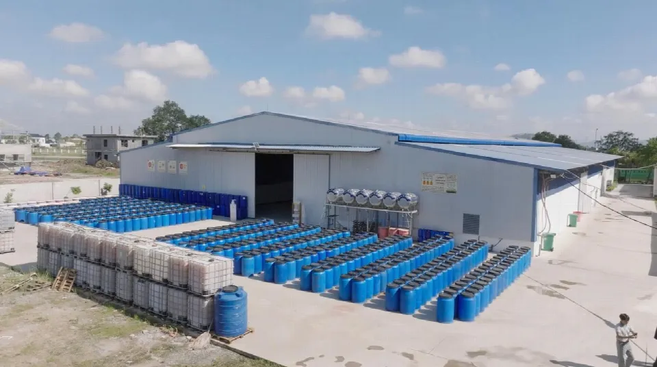 Die Produktionshalle mit Hunderten Fässern davor
