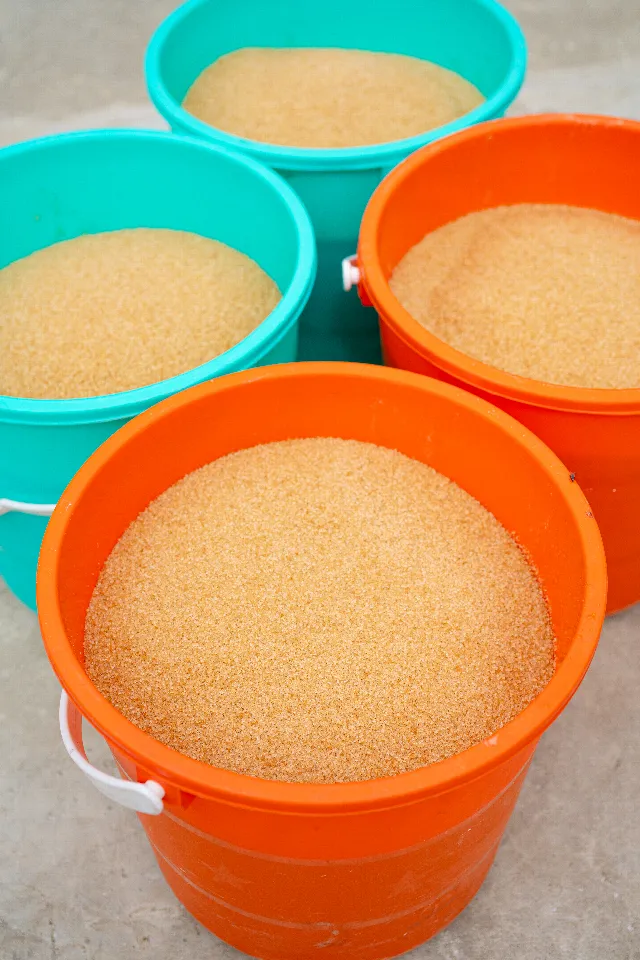 Eimer mit Zucker für die Fermentation